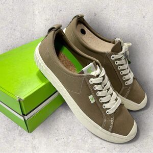 Cariuma OCA Low Burnt Sand Canvas Contrast Thread Sneaker Men’s 10 Women’s 11.5